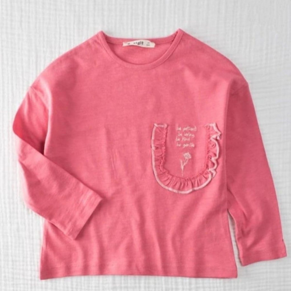 Ροζ λεπτή μακρυμάνικη μπλούζα.